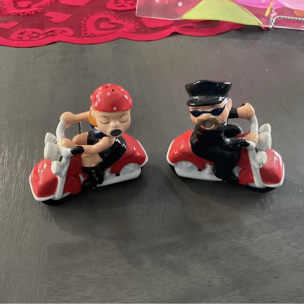Adorable Kissing Couple Salt and Pepper Shakers - Picture 2 of 3